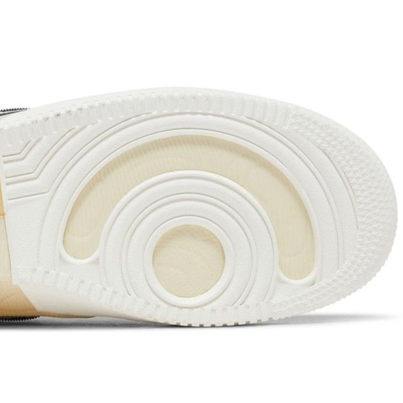 Nike 
Air Force 1
React 
‘Off noir action grape’
High top - Picture 4 of 10